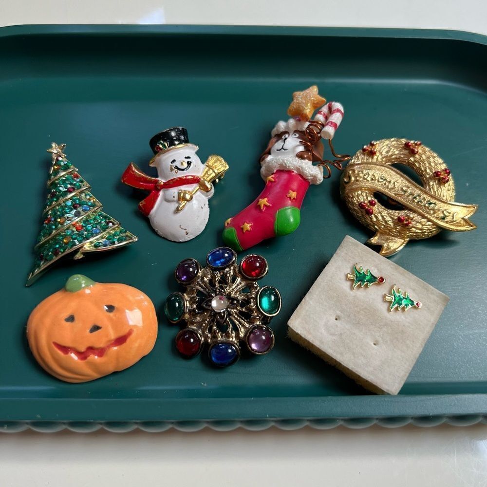 7 Piece Vintage 1980s / 1990s Holiday Christmas Halloween Brooch Earring Lot